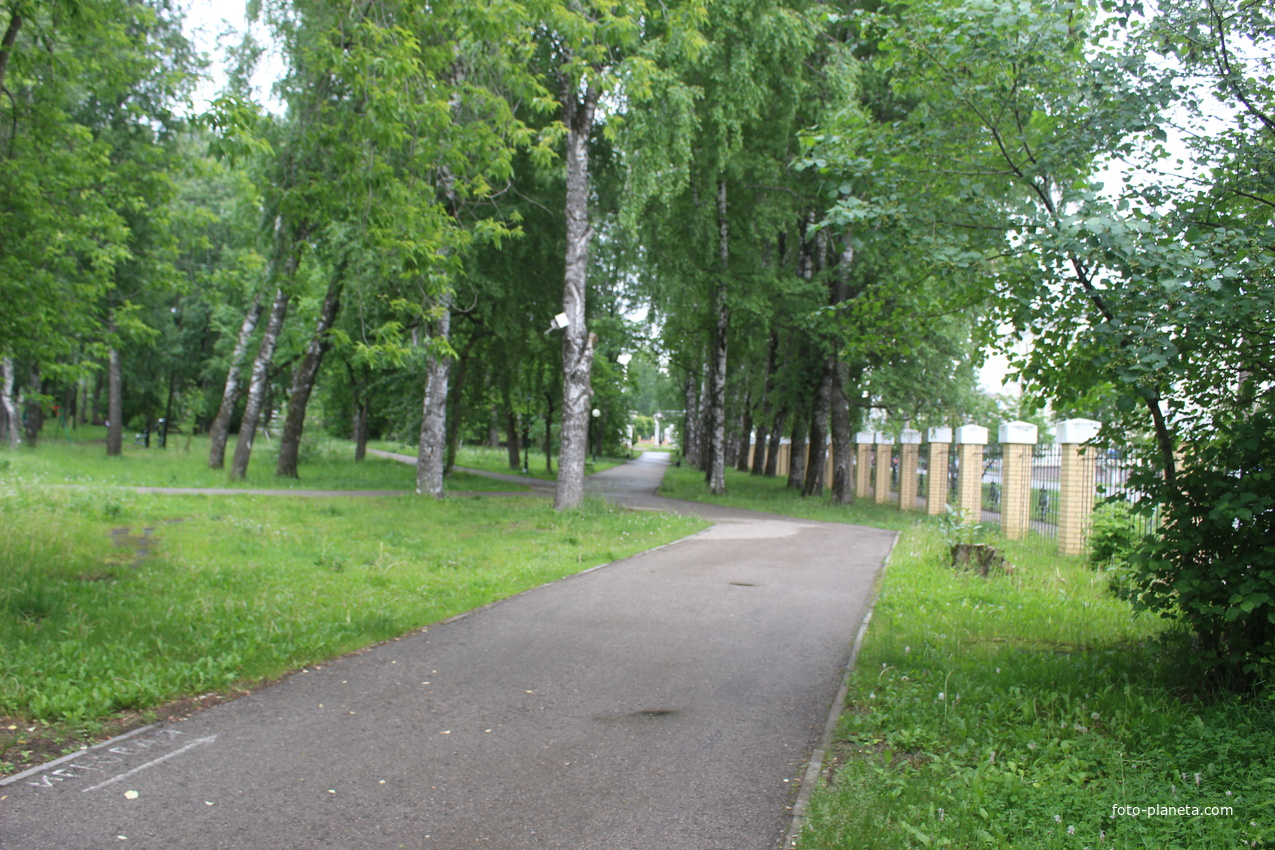 В Треугольном сквере.