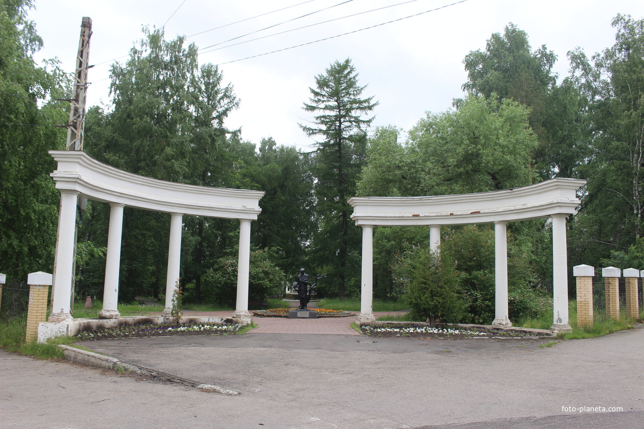 В Треугольном сквере.