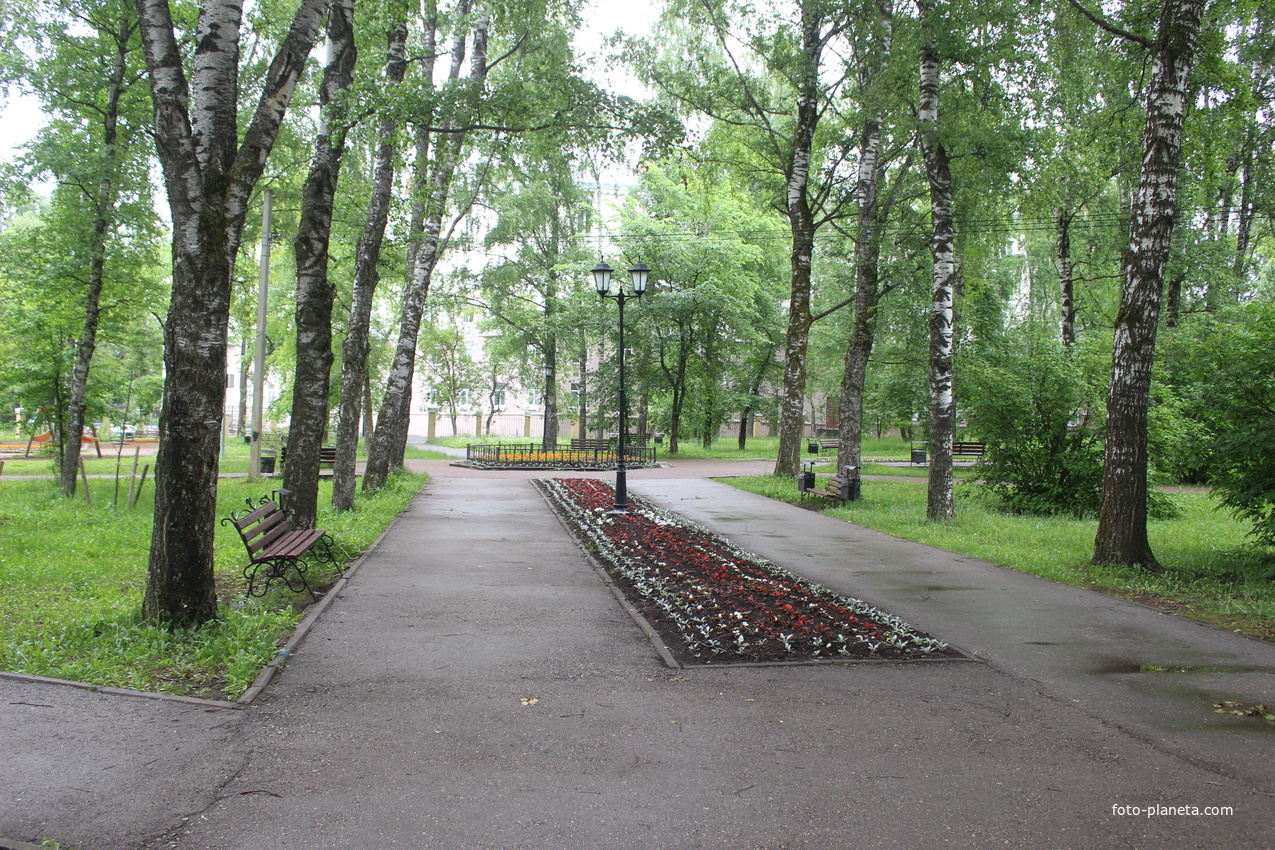 В Треугольном сквере.