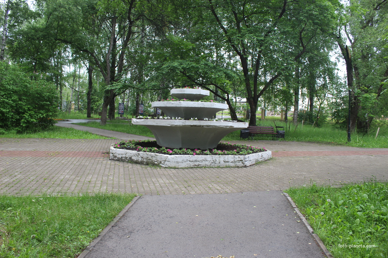 В Треугольном сквере.