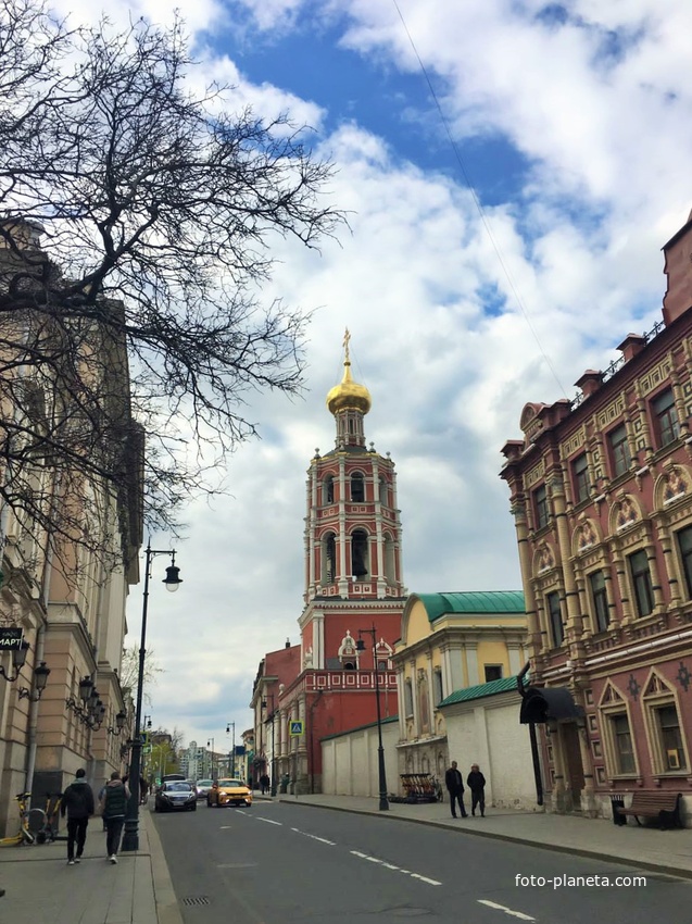 Ул. Петровка - Надвратный храм Покрова Пресвятой Богородицы с колокольней Высоко-Петровского монастыря