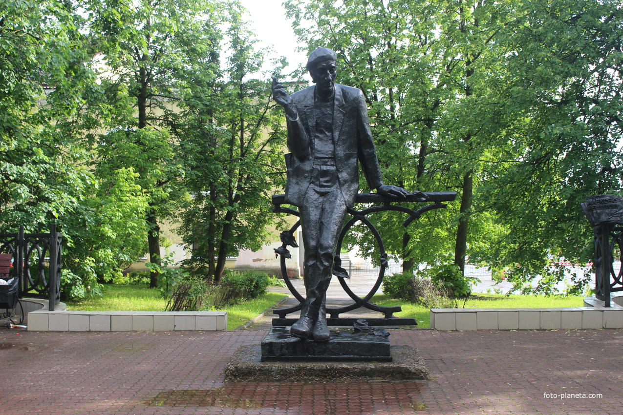 Памятник поэту Алексею Решетову.