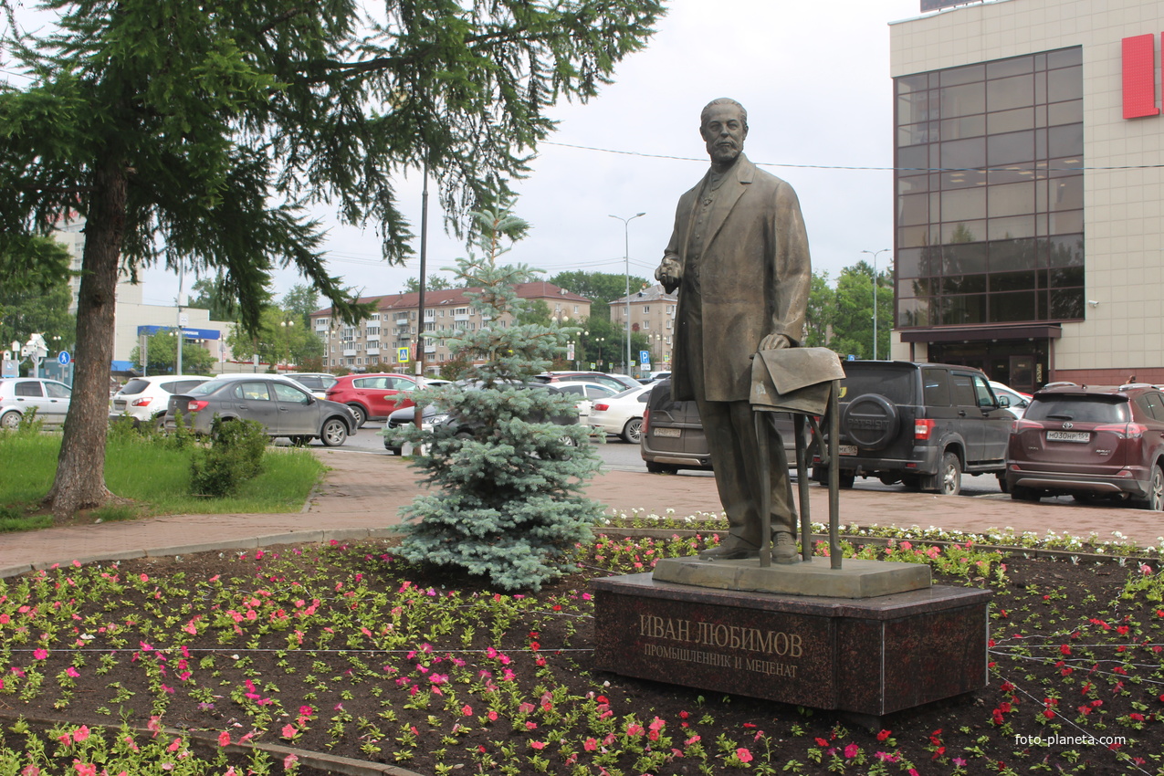 Памятник купцу Ивану Любимову, основавшему производство соды.