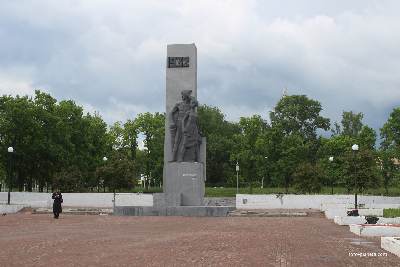 Памятник первостроителям город (1968 г.).