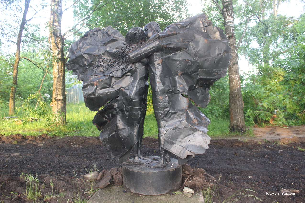 Скульптура «Бабочка» (автор – Донатас Москус, Литва) на Молодёжной аллее.