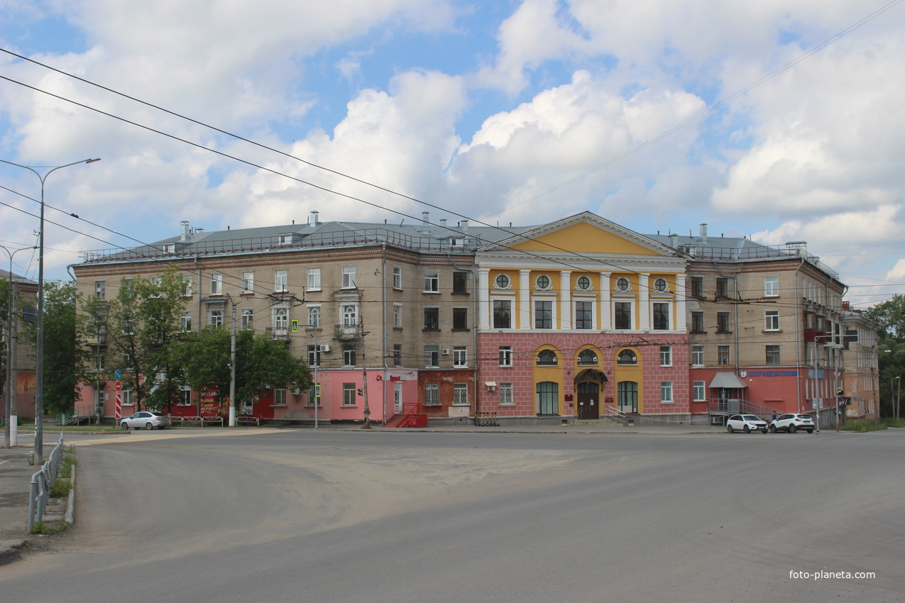 Здание Культурно-делового центра (бывший Дом учителя).