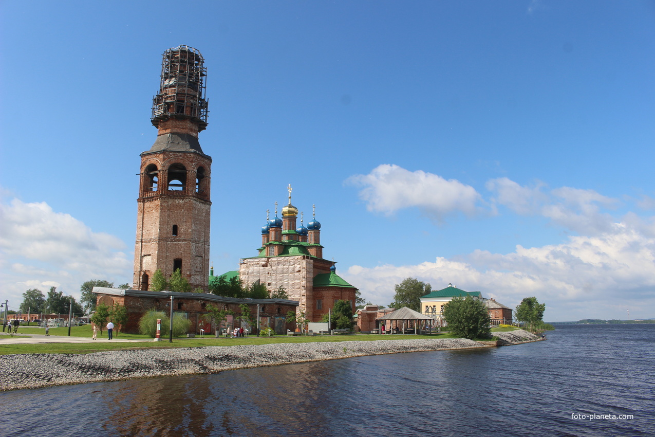 Соборная колокольня у Спасо-Преображенского храма.