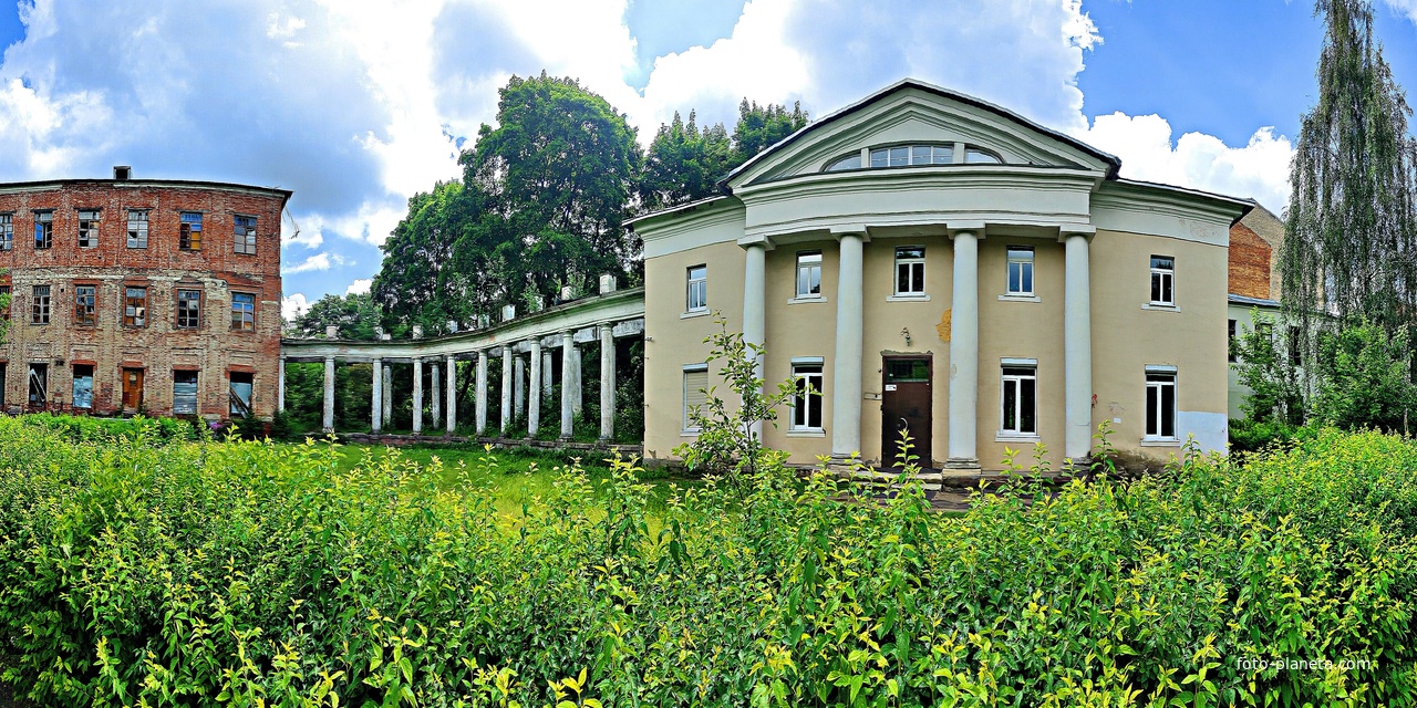 Усадьба Пехра-Яковлевское, главный дом сбоку и одна из колоннад, соединяющая главный дом с западным флигелем.