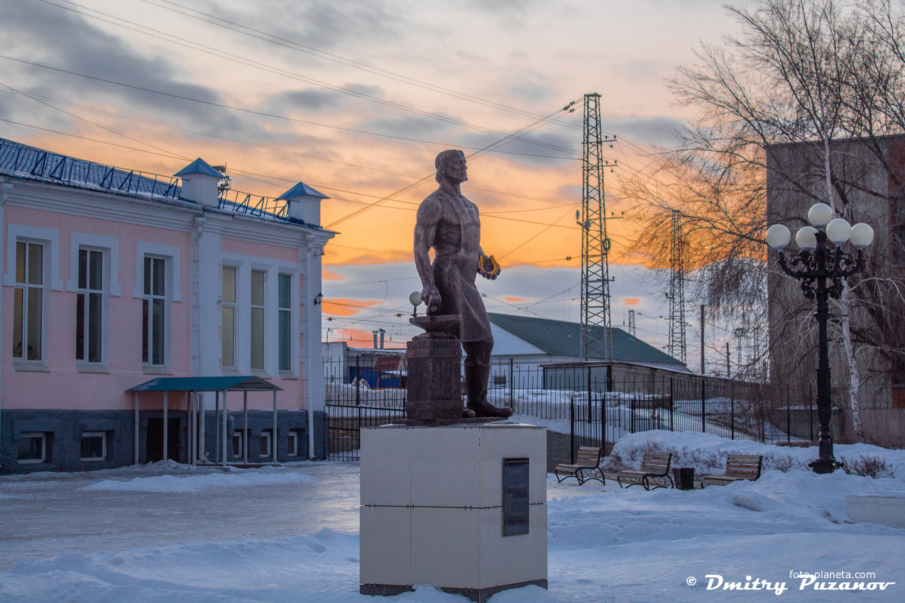 Памятник кузнецу