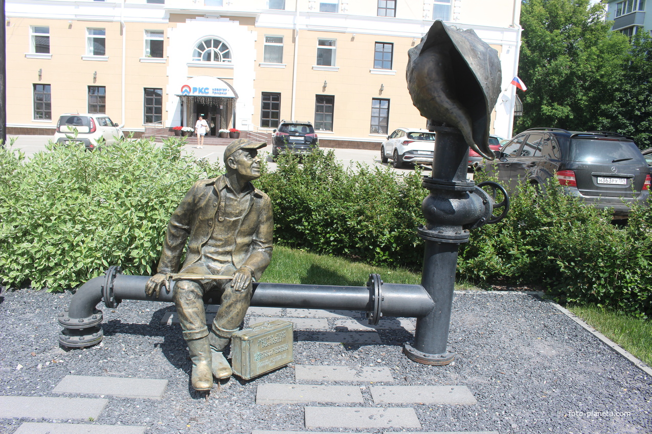 Скульптура водопроводчику Петровичу (2006 г.) на ул. Ленина.