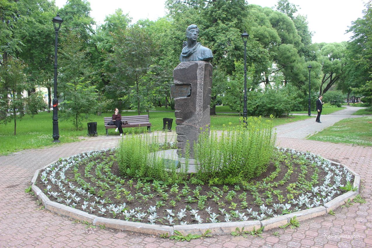 Памятник Борису Пастернаку.