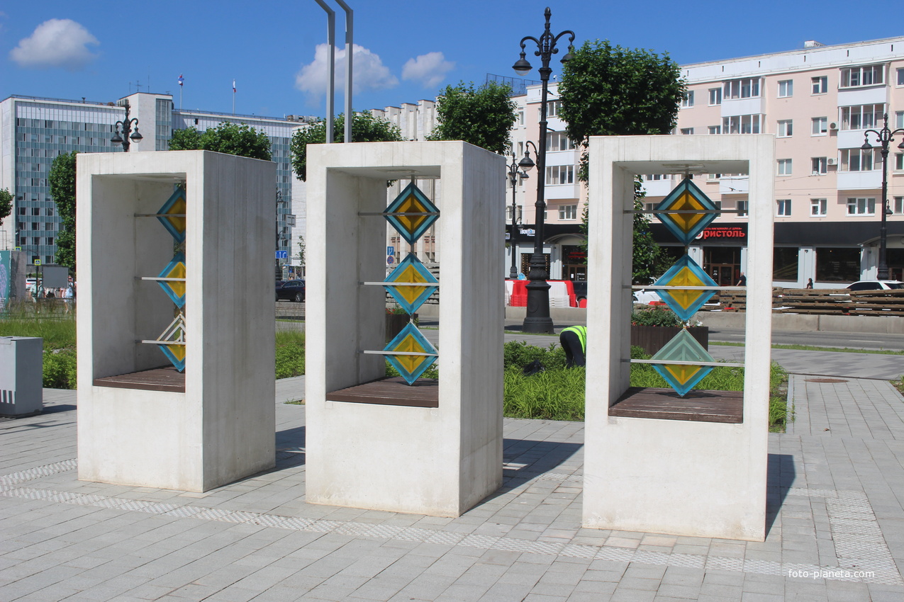 В сквере у гостиницы "Урал".