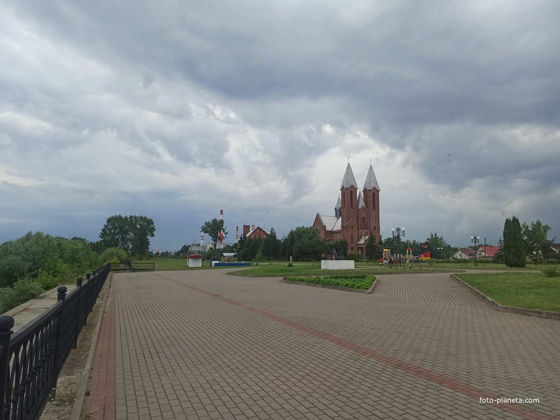 Набережная. Костёл Воздвижения святого Креста