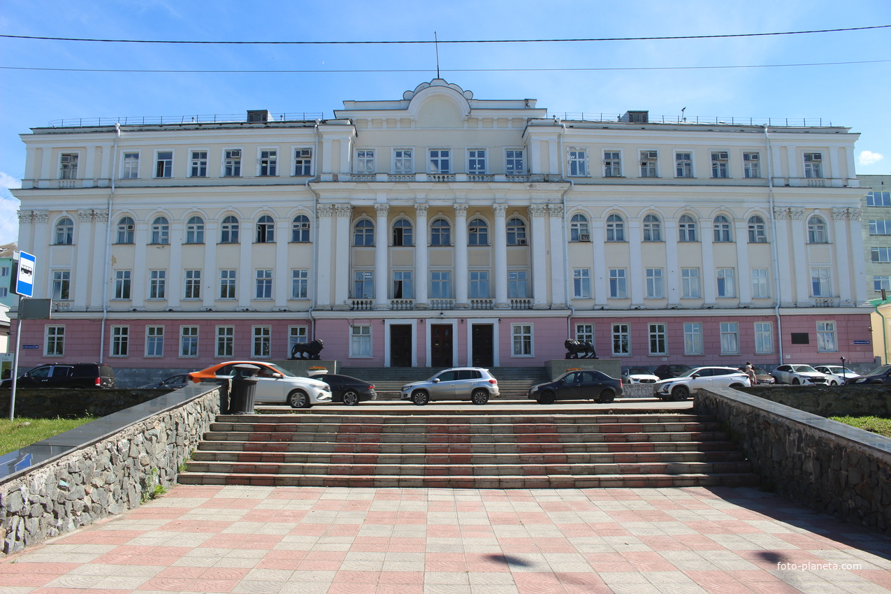 Знаменитый дом со львами на ул. Монастырской, 15.