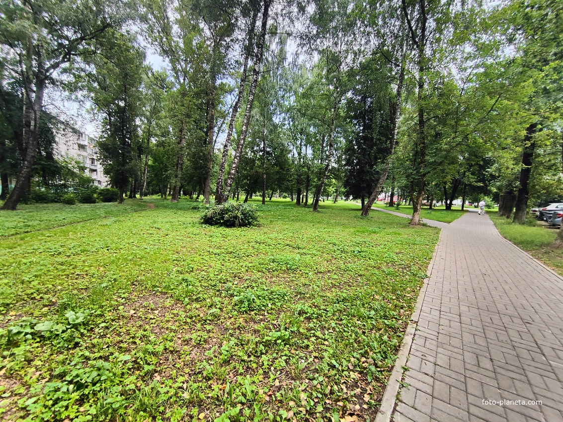 Сквер памяти ветеранов на улице Карбышева (микрорайон Южный). Сквер разбит в память о ветеранах ВОВ и локальных конфликтов.