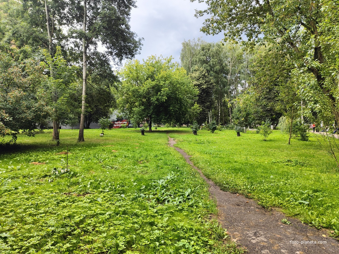 Сквер памяти ветеранов на улице Карбышева (микрорайон Южный). Сквер разбит в память о ветеранах ВОВ и локальных конфликтов.
