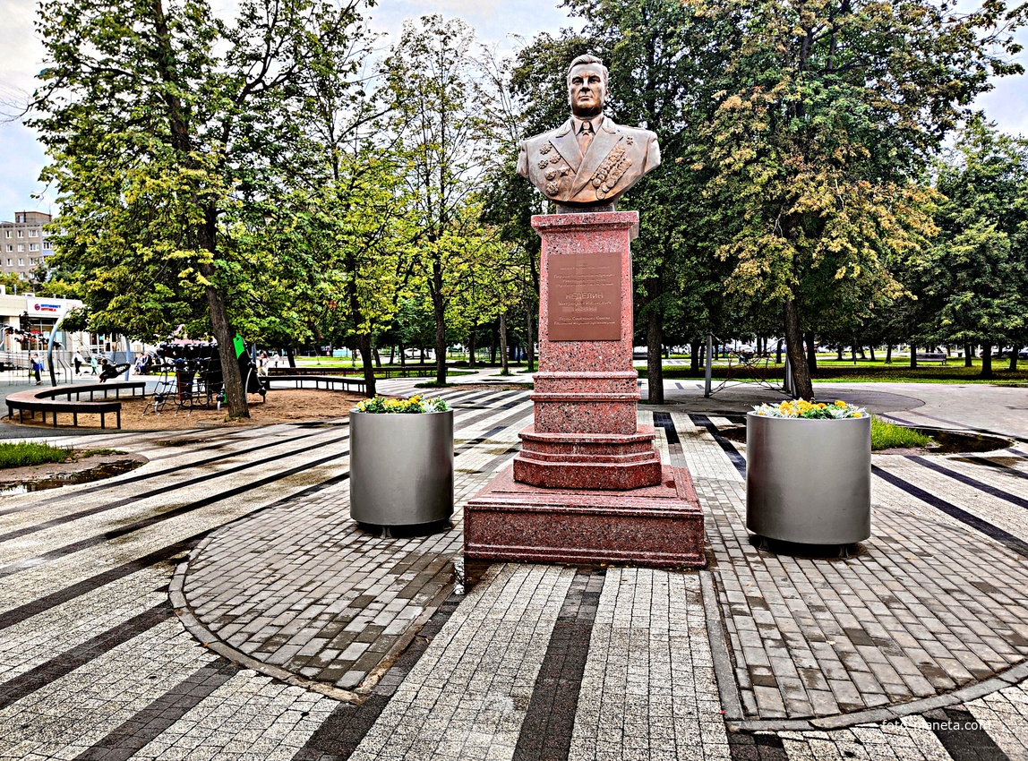 Памятник М.И. Неделину в микрорайоне Южный.