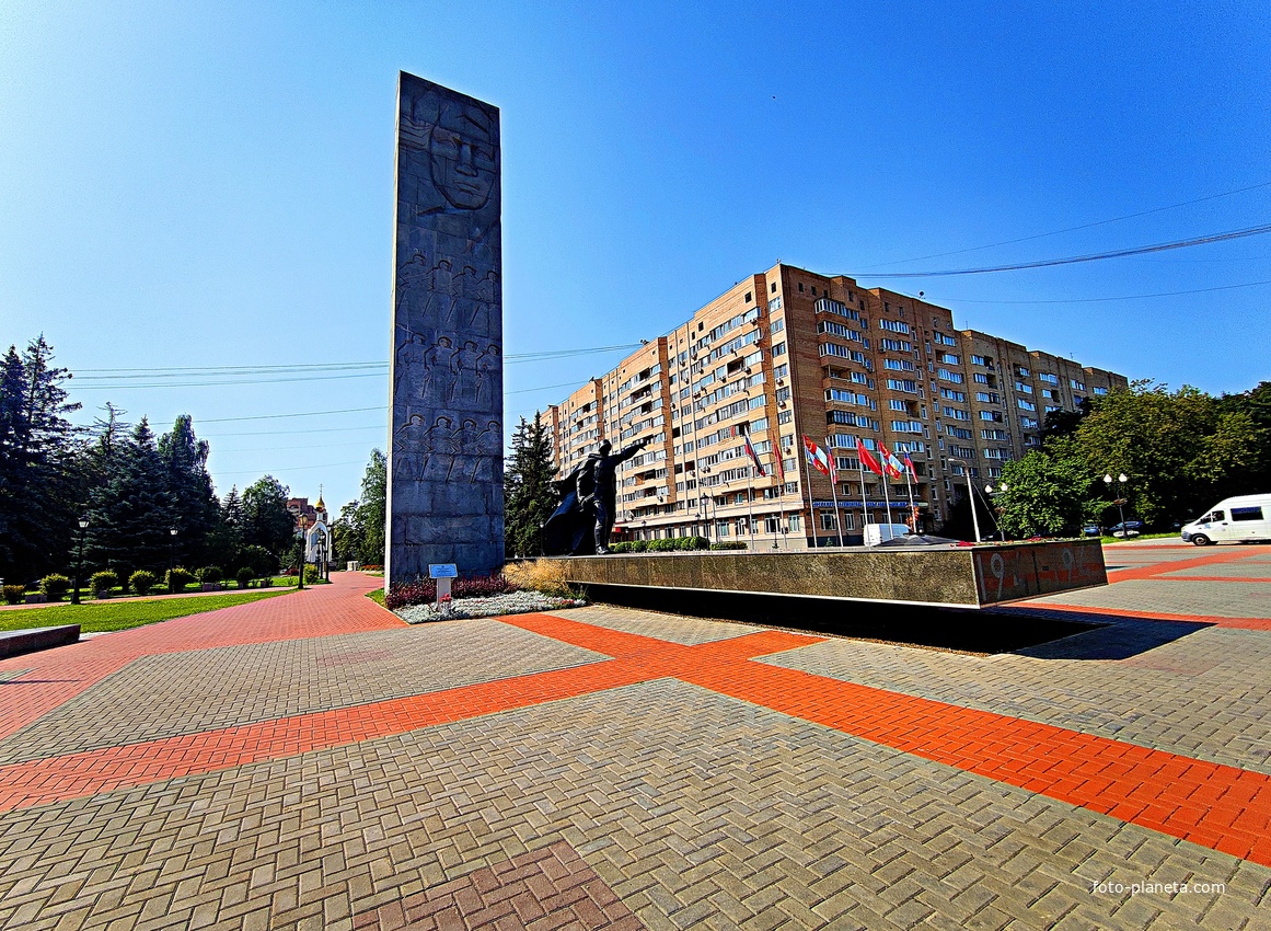 Мемориал «Воинам-землякам, за Родину жизнь отдавшим 1941–1945 гг» на площади Славы. Авторы: скульптор Н. С. Любимов, архитекторы Ю. Г. Кривущенко и А. Г. Поляков, инженер-конструктор С. П. Хаджибаронов.