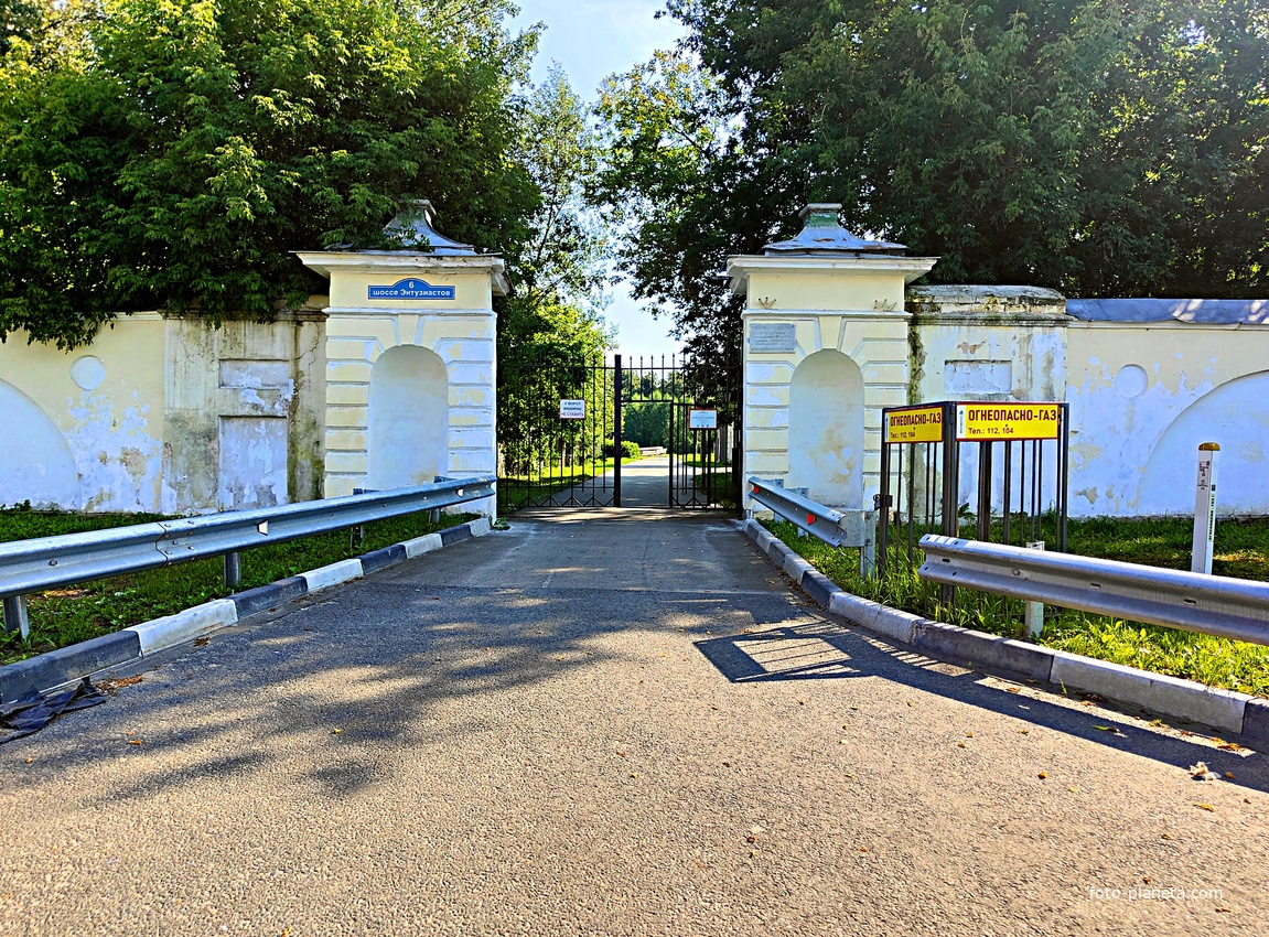 Восточные ворота усадьбы "Горенки".