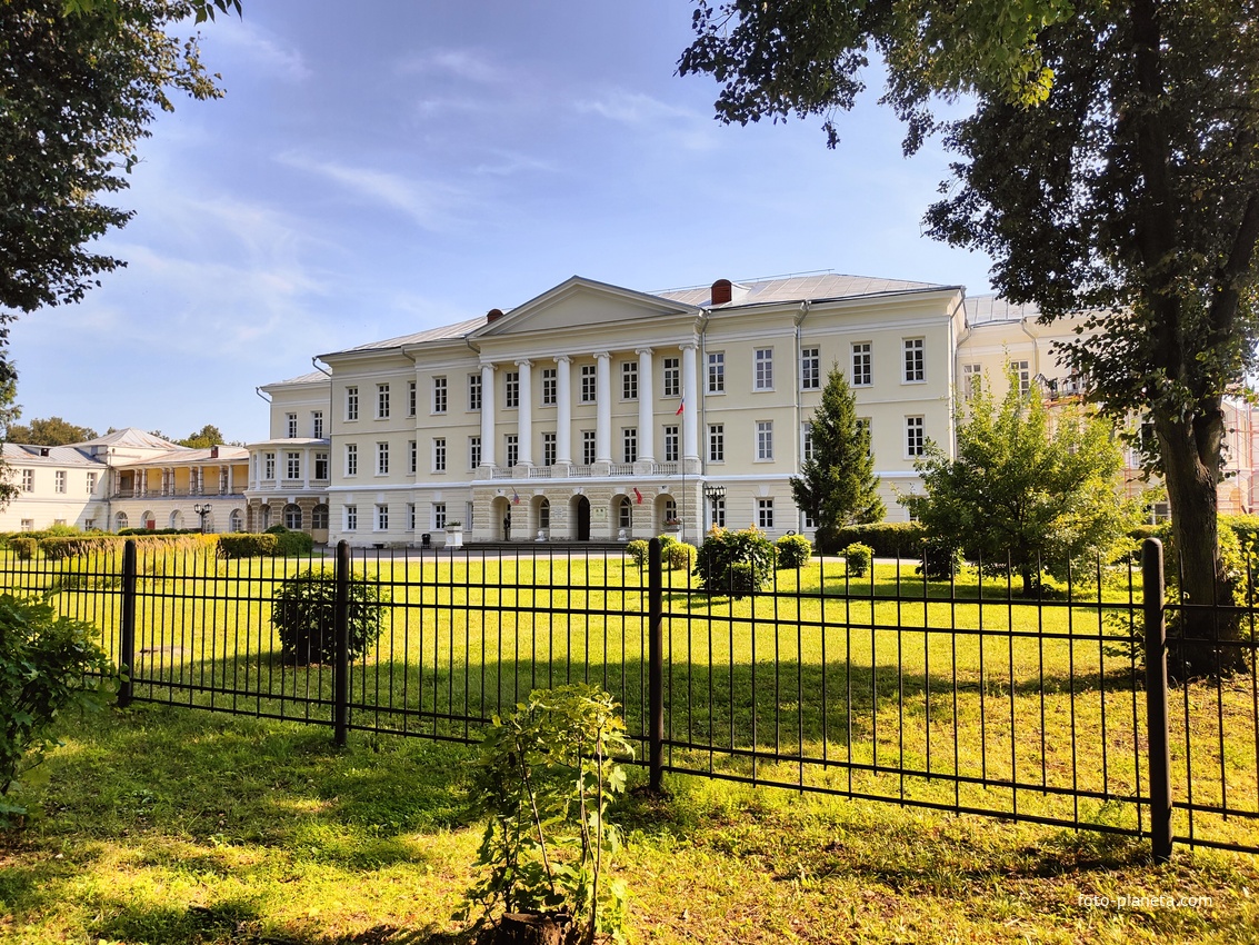 Усадьба "Горенки". Панорама главного дома. Вост. флигель, соед. галерея с центр. домом; ротонда,  гл. дом с ризалитом, с 6-и колонным портиком и треугол. фронтоном, соед. галерея с зап. флигелем,