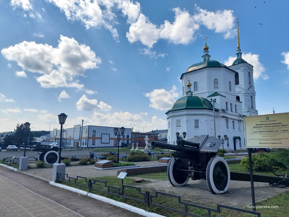 Гаубицы М-30 и Троицкий собор