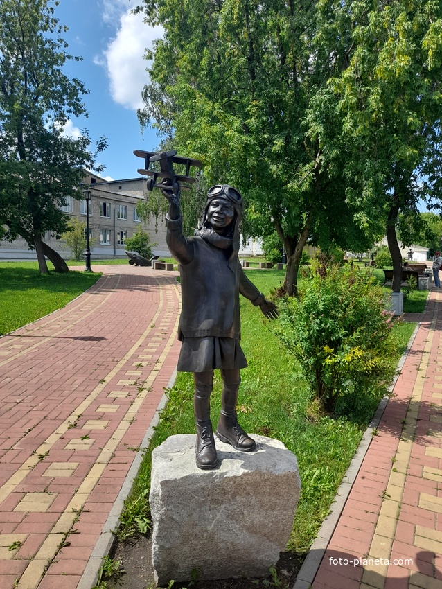 Скульптура "Девочка с самолётиком" (посвящена советской лётчице Ираиде Фёдоровне Вертипраховой)