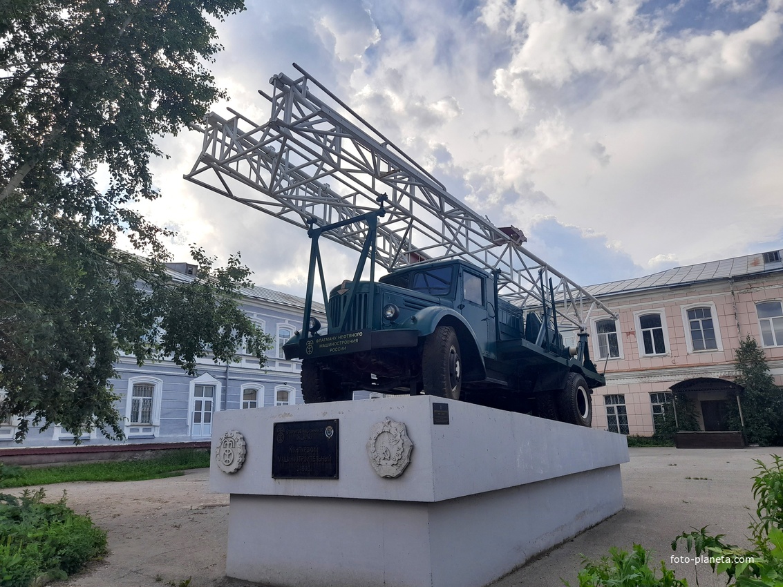 Памятник Флагману нефтяного машиностроения России