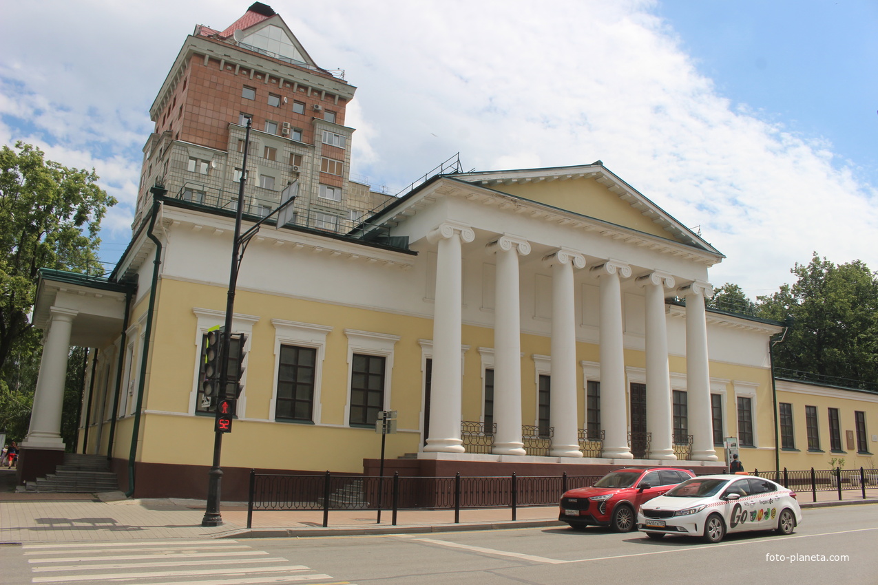 Бывшее здание Благородного собрания (годы постройки - 1832–1837).