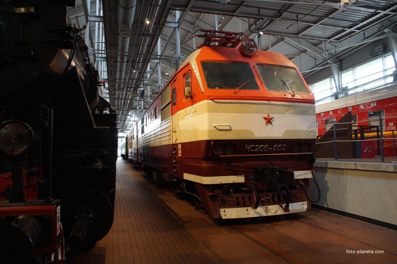 Скоростной пассажирский электровоз ЧС200-002