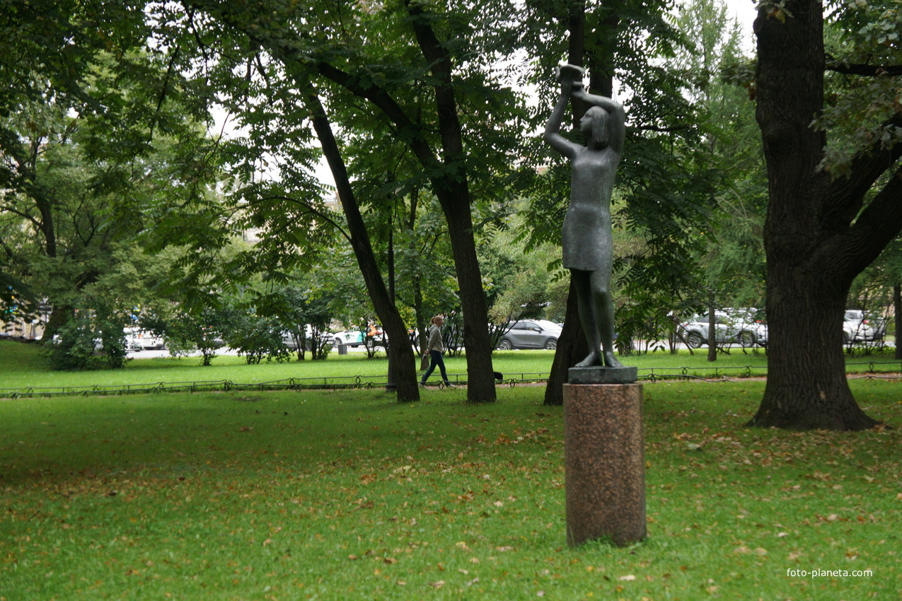 Скульптура Девушка с голубем