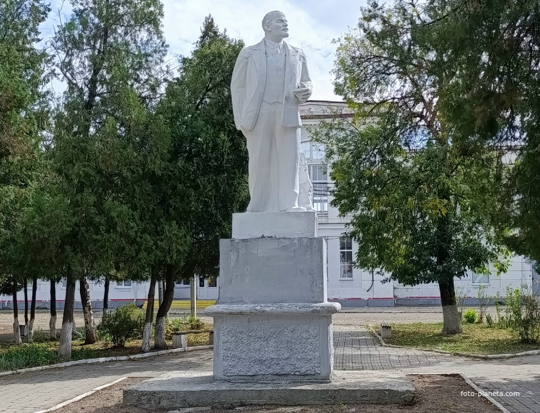 Памятник В.И. Ленину (1967 год) в сквере на Привокзальной площади.