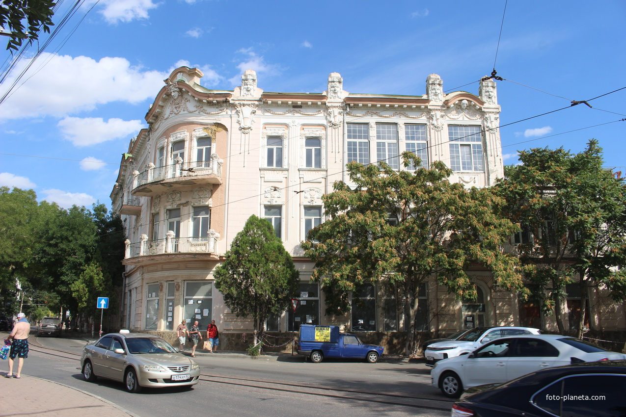Дом на ул. Революции, в котором останавливалась Леся Украинка, приезжавшая в город для лечения.