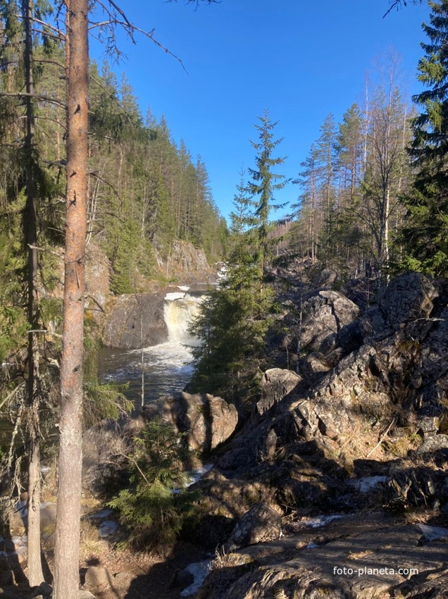 Скалистые берега у водопада Кивач