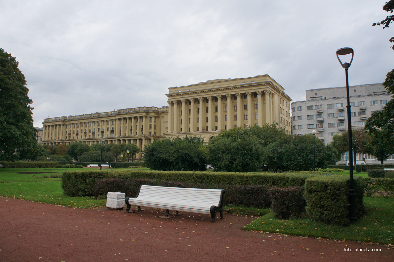 Троицкая площадь Петроградской стороны. Троицко-Петровский сквер