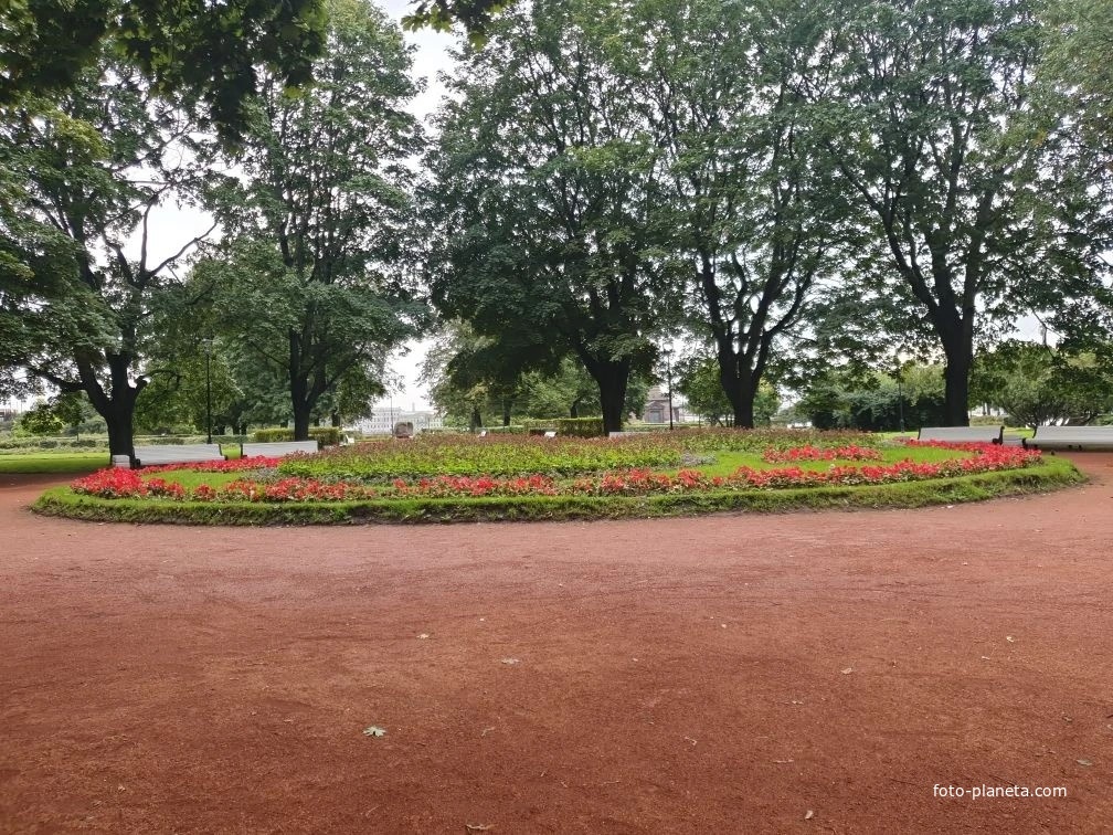 Клумба в Троицко-Петровском сквере