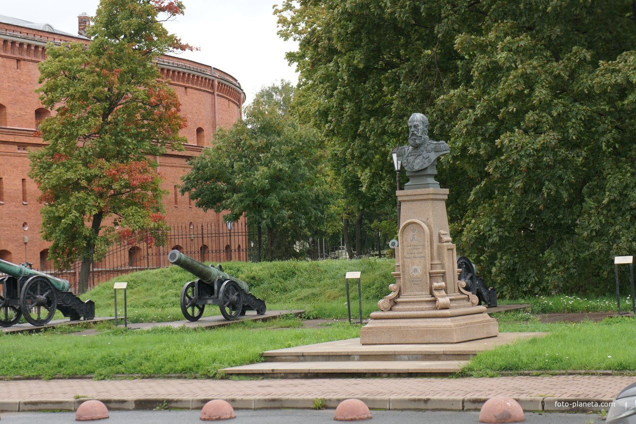 Памятник князю Михаилу Николаевичу Романову