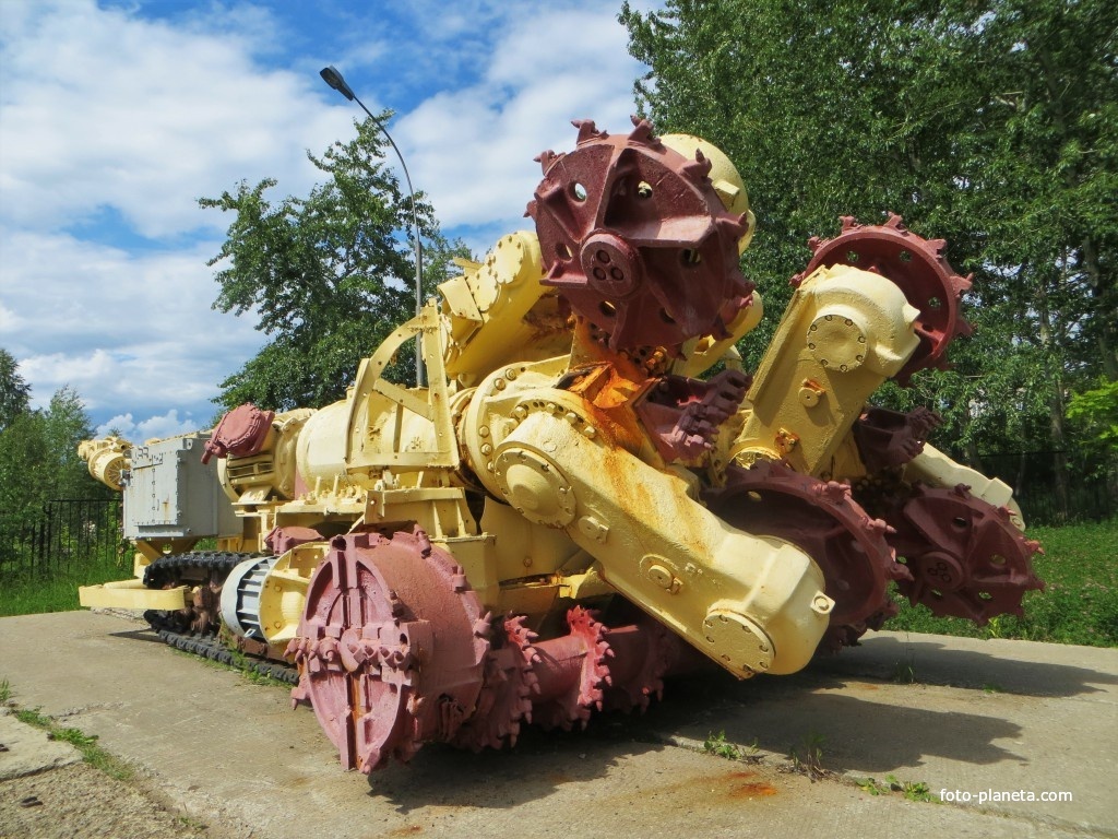 Памятник шахтному комбайну
