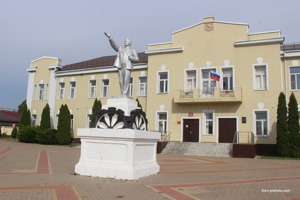 Памятник В. И. Ленину - "Ленин на колёсах" (памятник 1932 года) раньше действительно был передвижным.
