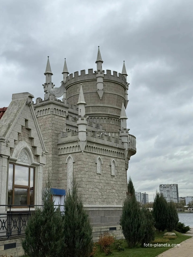 Копия Крымского замка <<Ласточкино гнездо>> в Гольяновском парке