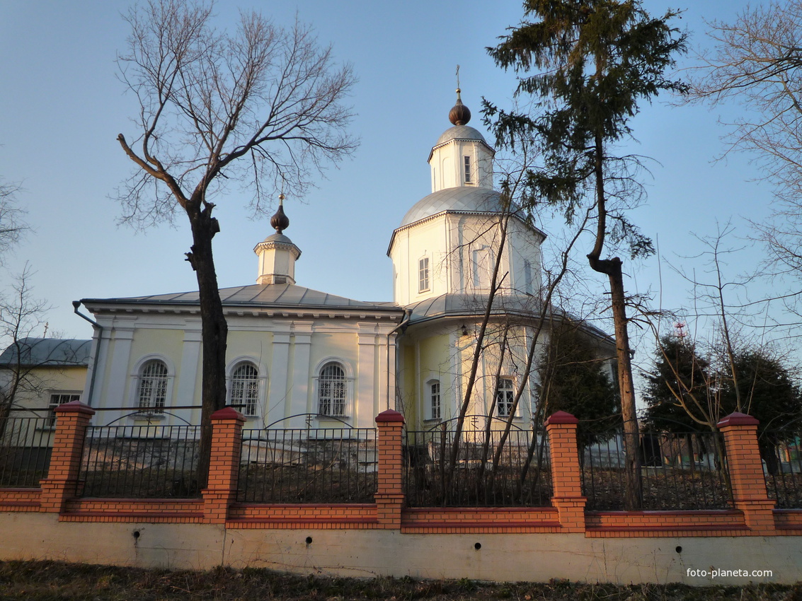 Церковь в Татаринцево. Апрель 2009 г.