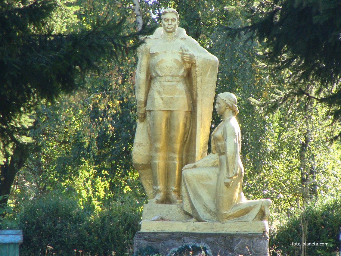 Памятник в центре села Кацмазов