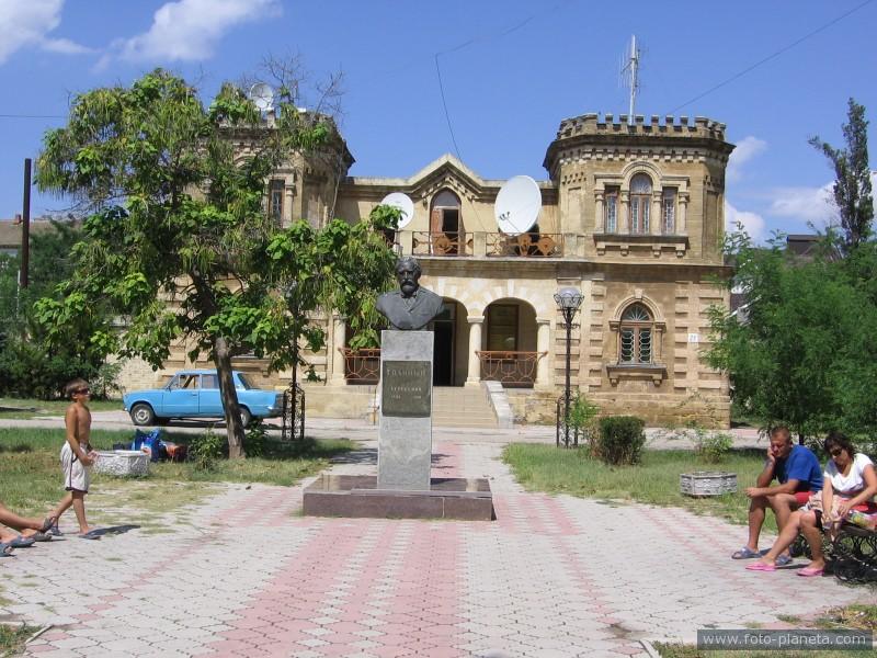 Памятник Льву Голицыну, старый дворец