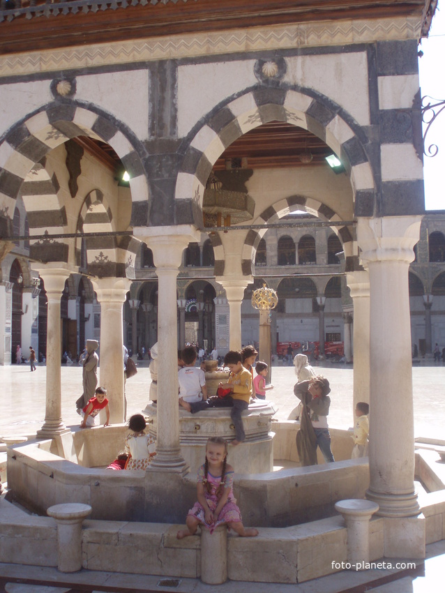 Cildren inside Omaui mosque