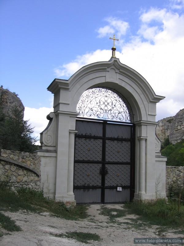 Ворота - вход во вледения монастыря