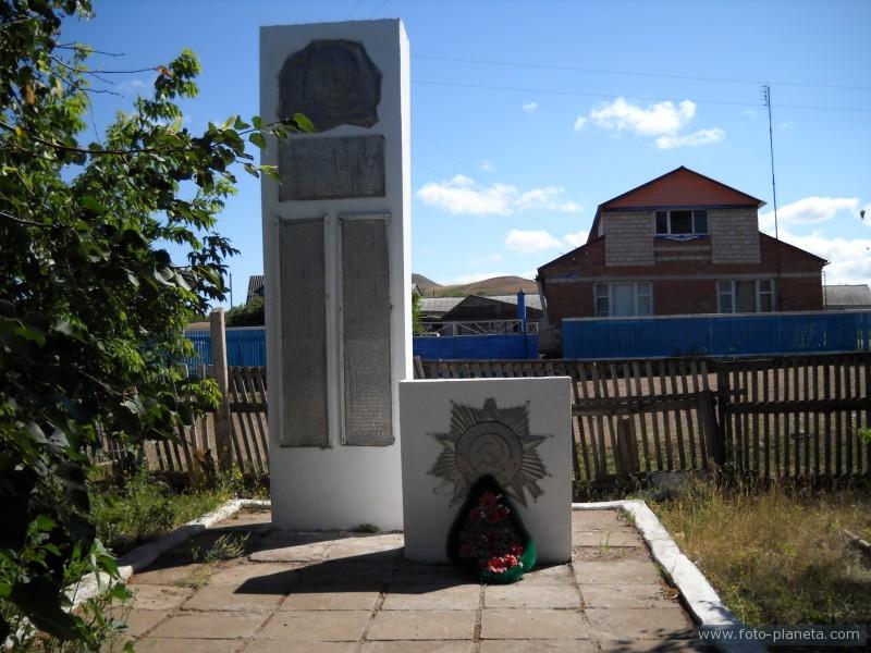 Памятник в деревне Дюртюли.