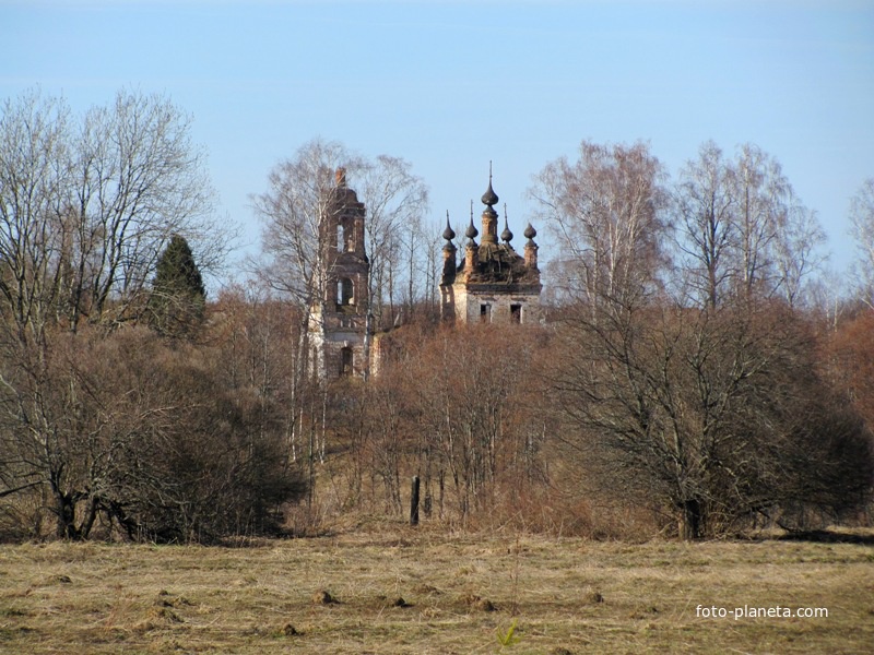 д.Реброво, Благовещенская церковь со стороны ур.Гнездилово, весна 2011 года.