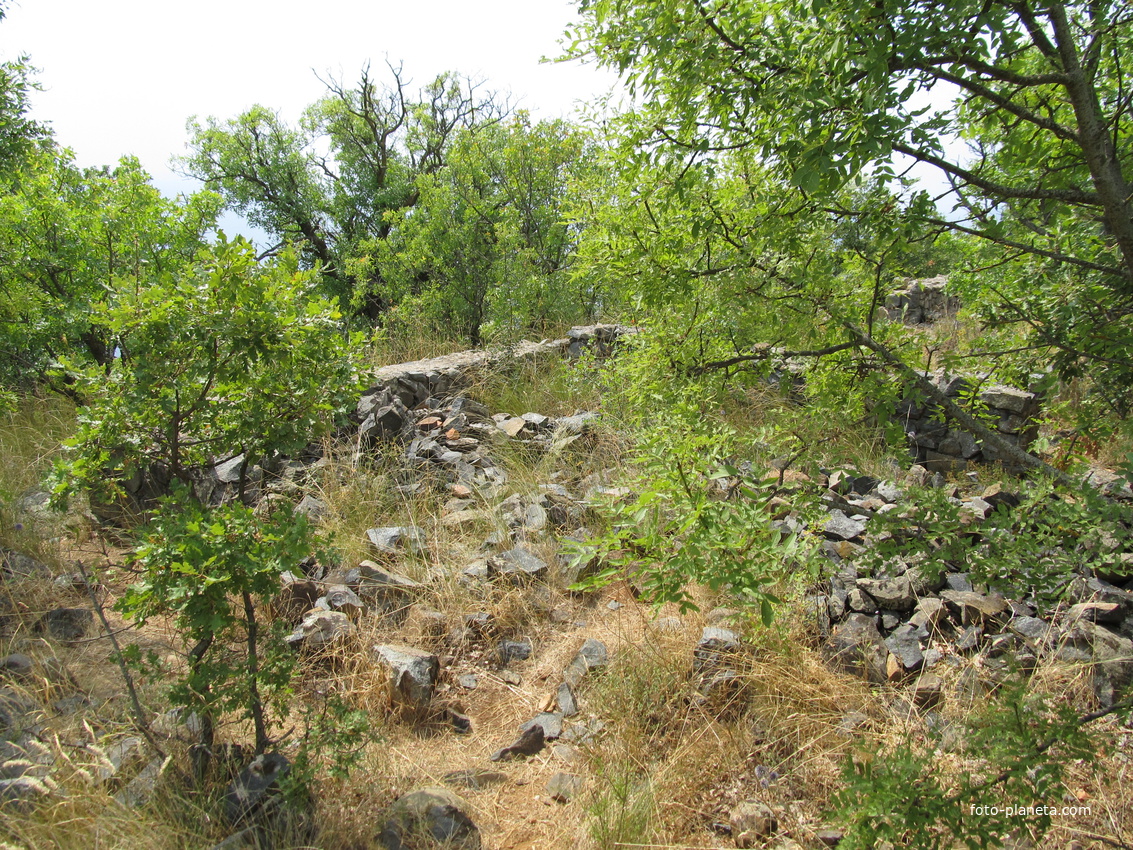 Руины средневекового предположительно христианского храма на мысе Монастырском, гора Аю-Даг
