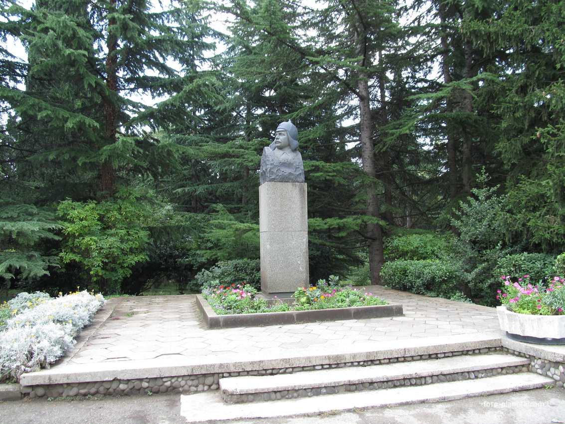 Парк санатория «Крым». Памятник