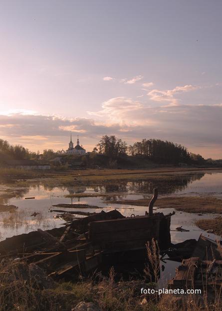 Югра. Берёзово. Вид с реки на православный храм.