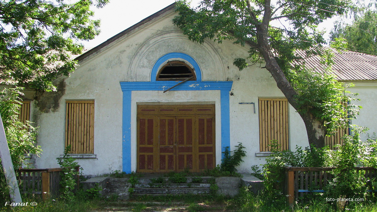 Бывшая восьмилетняя школа (центральный вход), 2011г.